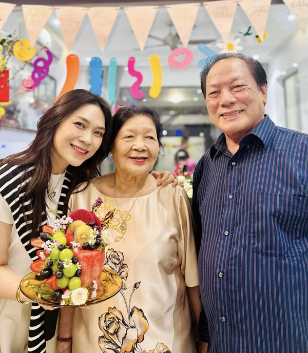 Trong hình ảnh mới này, ba mẹ Mỹ Tâm vẫn trẻ đẹp dù đã ở tuổi U80. Đặc biệt nhiều khán giả rất chú ý đến mẹ Mỹ Tâm. Mỗi lần xuất hiện, bà đều rất khiêm nhường. Khi dự đêm diễn của con, bà chỉ ngồi ở hàng ghế khán giả, trong trang phục giản dị và nở nụ cười hiền hậu theo dõi con gái từ xa. Chưa bao giờ khán giả thấy bà lên tiếng hay tham gia vào bất cứ bài báo nào của con gái.