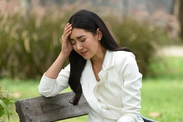 Roi nuoc mat thay thu ben trong tui qua Tet cua em chong cu