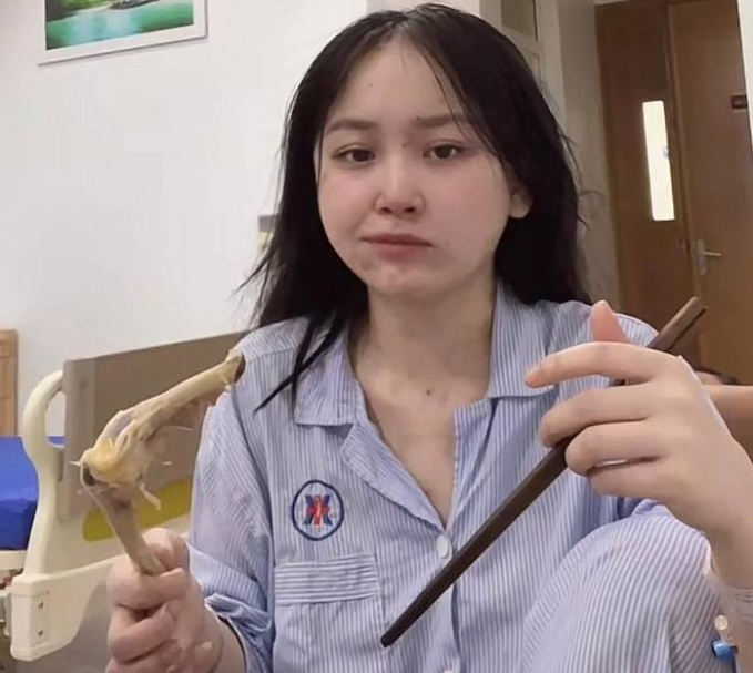 TikToker Min Min bị ngộ độc khí cười, phải nhập viện cấp cứu TikToker Min Min bi ngo doc khi cuoi, phai nhap vien cap cuu