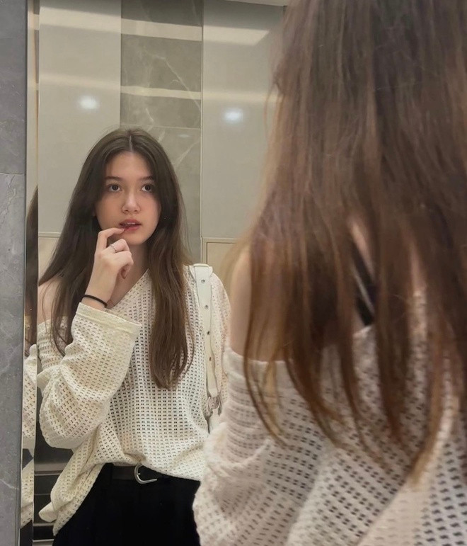 Tại một cuộc phỏng vấn, Đặng Văn Lâm chia sẻ rằng, mẹ ruột, em gái Đặng Thanh Giang và chị họ - diễn viên múa Linh Nga là ba người phụ nữ quan trọng nhất của cuộc đời anh. Trong đó, nàng công chúa út Thanh Giang luôn thu hút được sự chú ý của cư dân mạng nhờ vẻ ngoài ấn tượng.