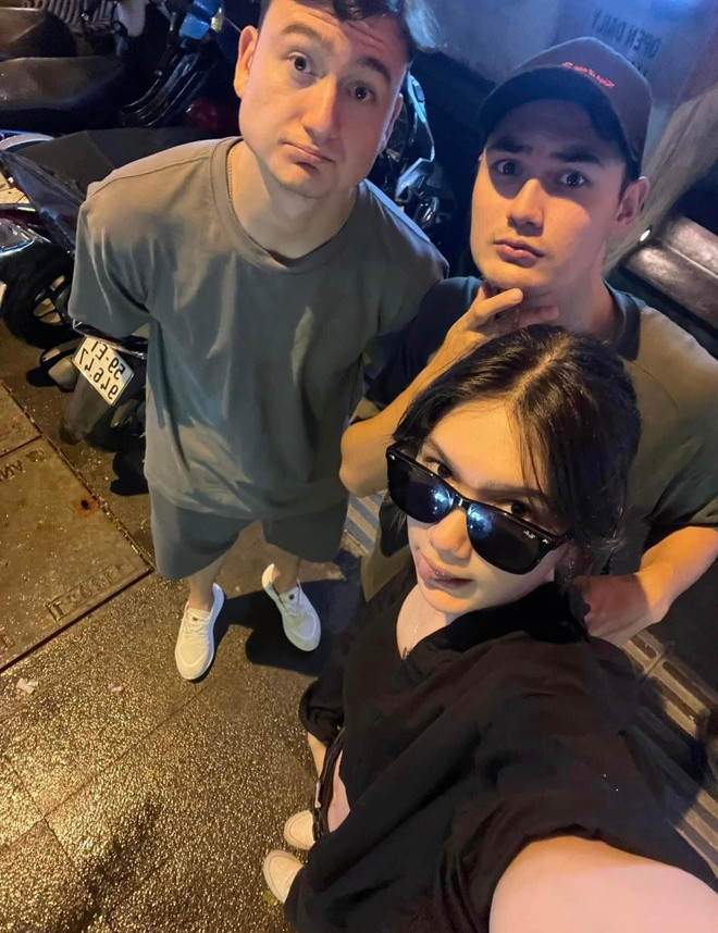 Mỹ nhân lai cũng dành sự ủng hộ lớn cho anh trai khi thường xuyên đến sân để cổ vũ chàng thủ thành thi đấu. Cô nàng cũng không ngại chia sẻ lên trang cá nhân hình ảnh chụp chung với Văn Lâm và thể hiện sự tự hào về anh chàng. Thanh Giang cũng khá thân thiết với Yến Xuân, bạn gái của Đặng Văn Lâm.