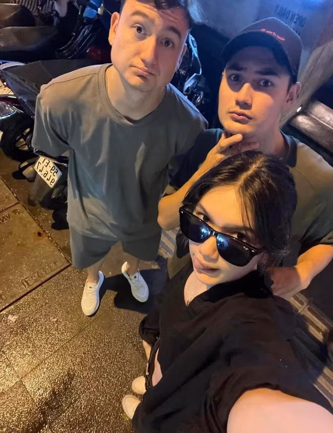 Mỹ nhân lai cũng dành sự ủng hộ lớn cho anh trai khi thường xuyên đến sân để cổ vũ chàng thủ thành thi đấu. Cô nàng cũng không ngại chia sẻ lên trang cá nhân hình ảnh chụp chung với Văn Lâm và thể hiện sự tự hào về anh chàng. Thanh Giang cũng khá thân thiết với Yến Xuân, bạn gái của Đặng Văn Lâm.