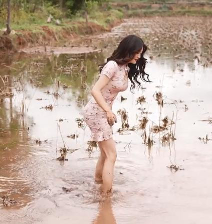 Ngoài ra, nhiều cô gái thừa nhận chỉ mặc để tạo dáng và chụp hình. Trên thực tế, việc mặc trang phục bó sát khi làm ruộng gây ra rất nhiều khó khăn, cản trở. Điều có thể nhận thấy dễ dàng nhất là khi bạn cúi người hoặc phải di chuyển trên nền đất ruộng sẽ vô cùng khó khăn. Việc bị vấp ngã khi đi giày cao gót hay rách vải, bục chỉ vì liên tục phải hoạt động là điều khó có thể tránh khỏi.