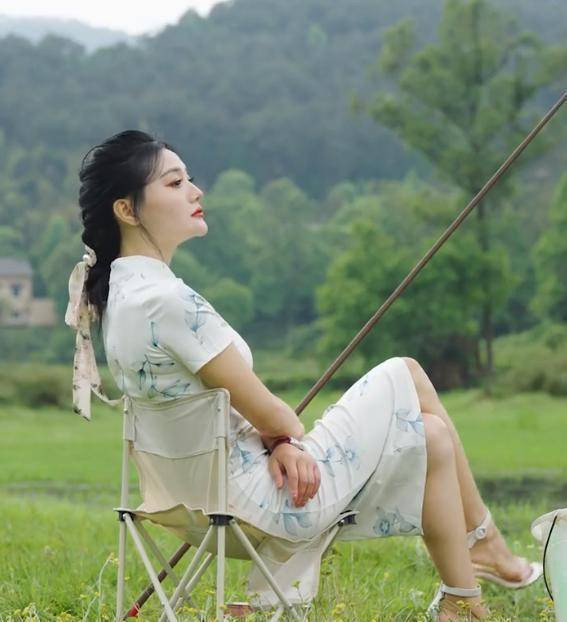 Những thiết kế thường được mặc khi đi chơi, dự tiệc nay lại được diện khi đi làm ruộng khiến nhiều người tò mò, thắc mắc, bài đăng nhanh chóng nhận được nhiều sự quan tâm của dân mạng.