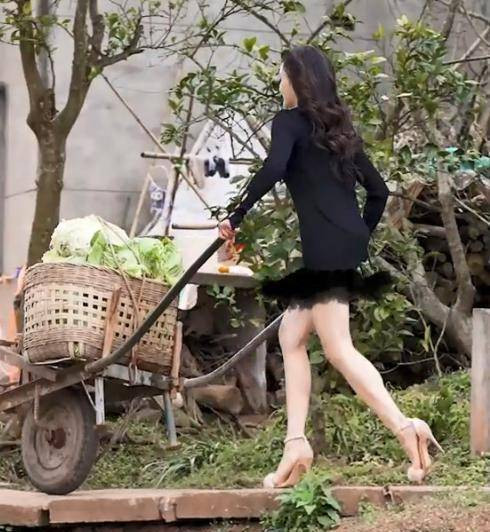 Trên thực tế, trào lưu mặc váy, đồ ôm sát body nhằm khoe dáng ở bối cảnh nông thôn đã không còn xa lạ với phái đẹp châu Á trong nhiều năm trở lại đây. Tuy nhiên, xu hướng này vấp phải nhiều tranh cãi của công chúng. Nhiều người cho rằng cách ăn mặc này là không phù hợp, dễ khiến cho người mặc gặp phải sự cố váy áo khi hoạt động mà người nhìn cũng ngại ngùng.