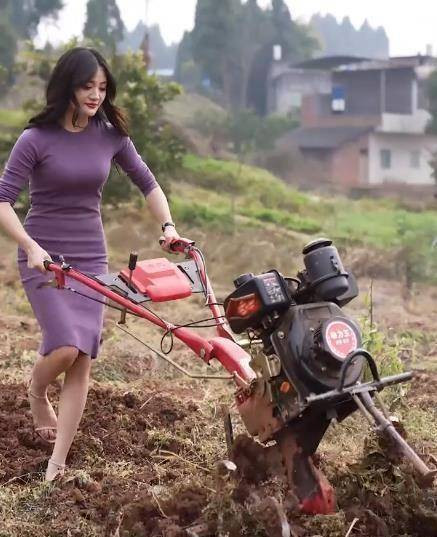 Thậm chí, nhiều cô gái còn đi giày cao gót, thả tóc và make up khi đẩy xe, nhổ cỏ,...