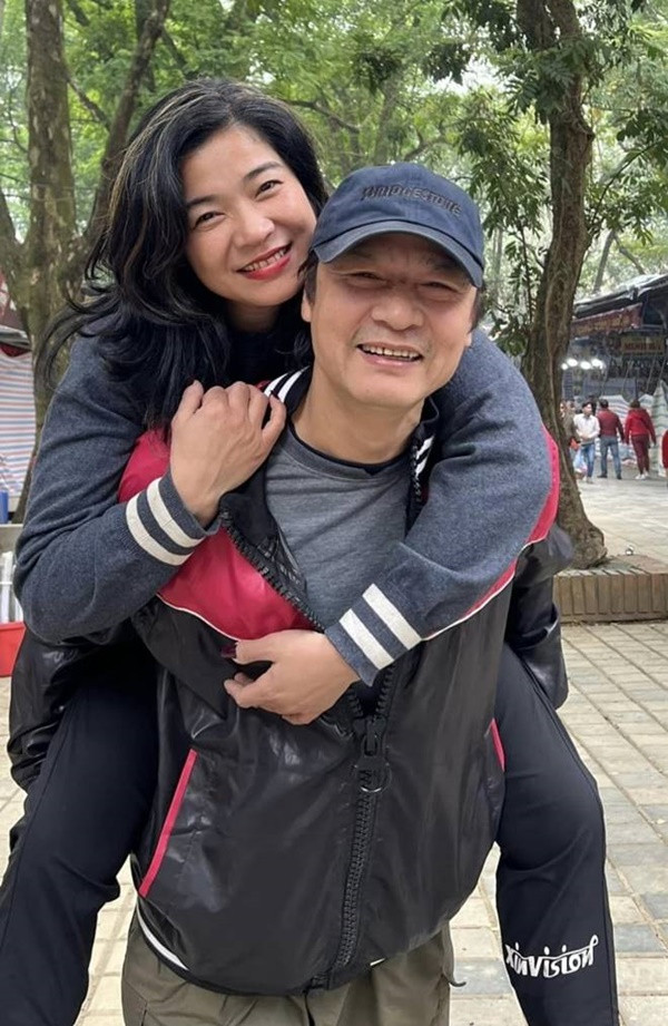 Nam nghệ sĩ cũng không ngại thể hiện tình cảm với vợ bằng những hành động yêu chiều. Anh cũng sáng tác nhiều thơ cho bà xã. Thậm chí, để vợ con đỡ vất vả, Võ Hoài Nam còn tạm dừng đóng phim trong suốt 16 năm: "Lúc đó, tôi đã lập gia đình, tôi chỉ nghĩ, thôi tạm dừng đóng phim này để chăm lo cho vợ con. Đấy, cứ thế là chớp mắt cái là 16 năm".