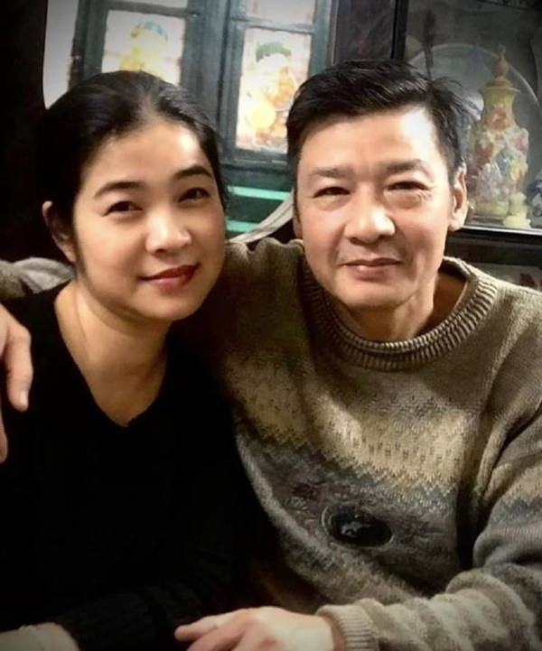 Đặc biệt, nam nghệ sĩ còn sẵn sàng để vợ đứng tên mọi tài sản: "Vợ chồng tôi tin tưởng, chia sẻ với nhau mọi chuyện, từ công việc đến kinh tế. Vợ tôi là người quản lý tài chính trong gia đình, đứng tên nhà cửa, đất cát".