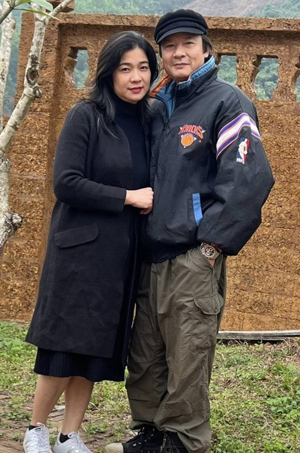 Nhắc đến bí quyết giữ gìn tình cảm gia đình, Võ Hoài Nam cho hay: "Chúng tôi luôn nhắc nhở nhau cuộc sống là vừa đủ, không được tham, không cần nhà cao cửa rộng, siêu xe, chỉ cần gia đình êm ấm là đủ. Nếu tôi mà tham, chỉ cần thấy cô này cô kia vồ vập là đã sa ngã vào rồi".