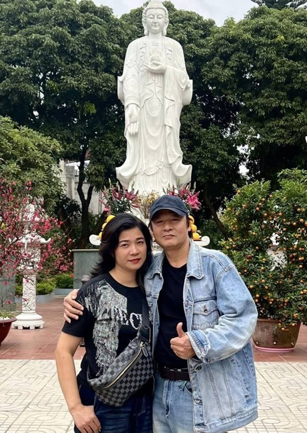 Cặp đôi quen nhau trong 1 lần đi đóng quảng cáo chung. Đến nay dù đã bên nhau nhiều năm và có 4 mặt con nhưng tình cảm vẫn hết sức mặn nồng. Trên trang cá nhân, nam nghệ sĩ thường xuyên chia sẻ hình ảnh chụp cùng bà xã và các con. Trong bất cứ bức ảnh nào, người ta cũng thấy vợ chồng anh ôm nhau rất tình tứ.