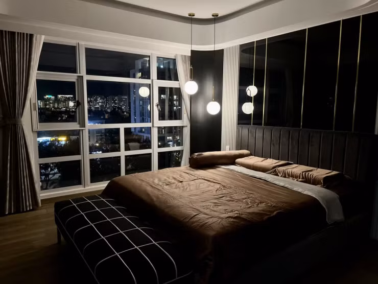 Phòng ngủ của ca sĩ được bạn bè khen trông rất 'chill' nhờ tầm nhìn đẹp, trang trí thêm những chiếc đèn thả lung linh trên trần. Phòng trang điểm và thay đồ của giọng ca quê Hải Phòng cũng mang tông màu nâu trầm.