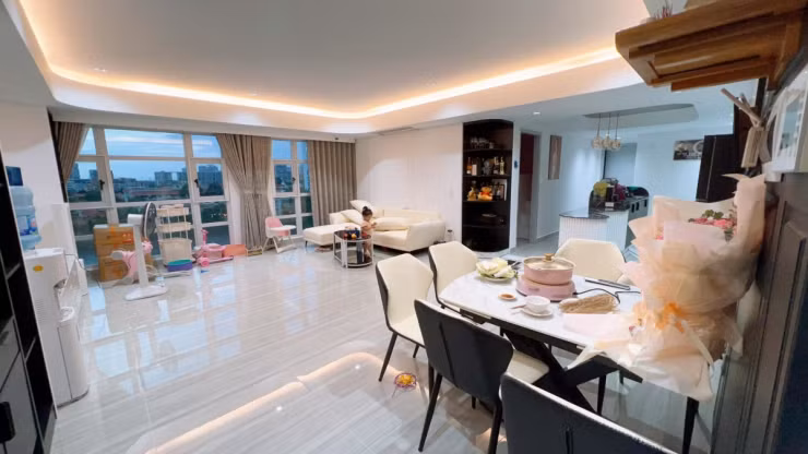 Không gian sống hiện tại của nữ ca sĩ khá rộng rãi, với thiết kế phòng khách, bàn ăn, khu bếp thông nhau.