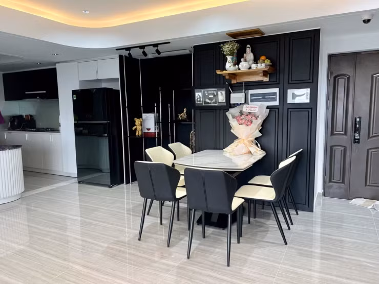 Căn hộ kết hợp hai tông màu chủ đạo đen và trắng, nội thất hiện đại, tiện nghi. Pha Lê cho hay cô tự lắp đặt, bố trí mọi thiết bị như bàn ghế, kệ tủ, đèn... và trang trí không gian sống theo tính cách, sở thích cá nhân.