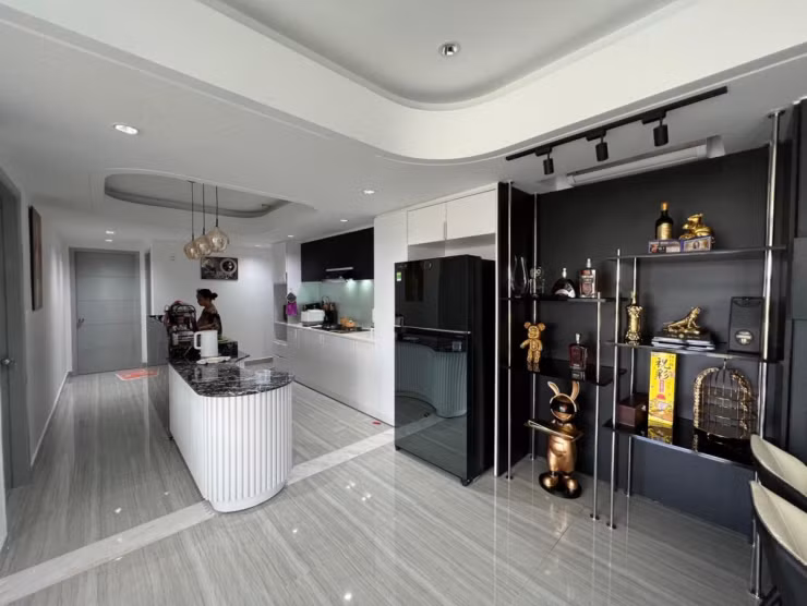 Gian bếp là nơi yêu thích nhất của nữ ca sĩ vì cô đam mê nấu ăn. Giữa bếp và bàn ăn là một kệ để các mô hình trang trí cùng những vật dụng mang ý nghĩa phong thủy.