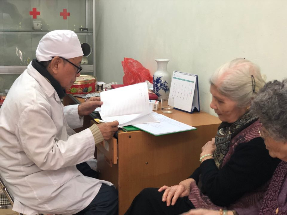 Am long phong kham mien phi cua nhung bac si U70, 80 tai Ha Noi-Hinh-2