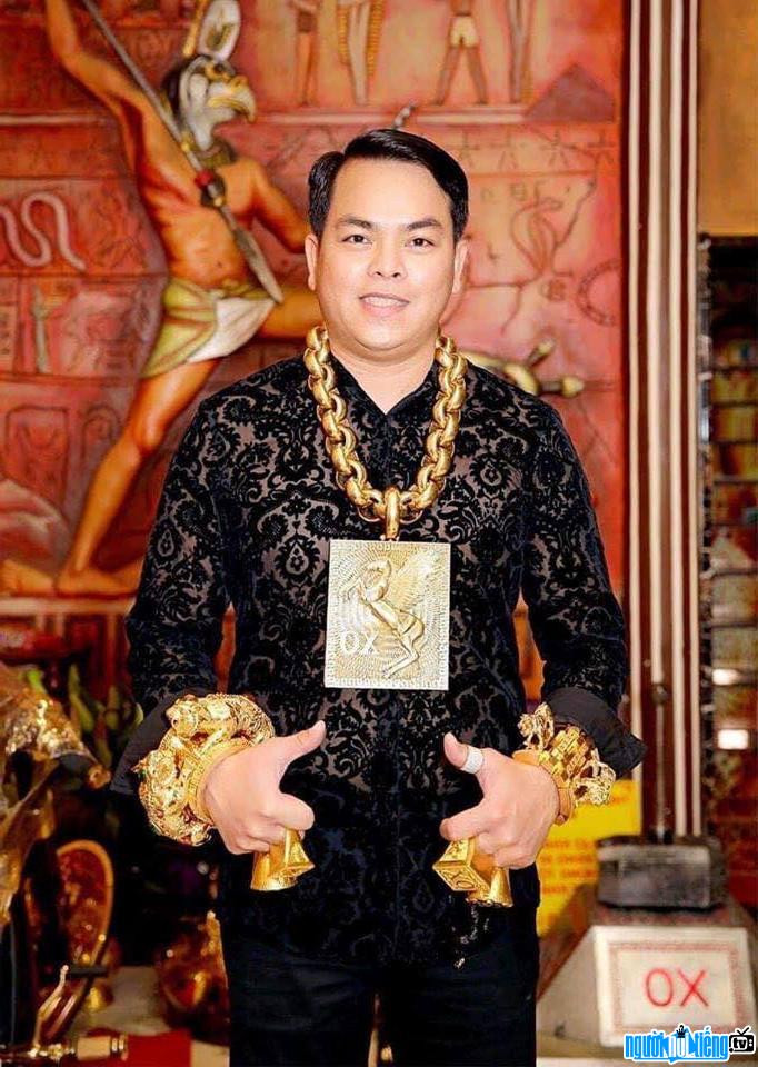 Trước đó, rạng sáng ngày 10/4 lực lượng thuộc phòng Cảnh sát hình sự - Công an TP HCM đã bất ngờ đột kích vào tụ điểm ăn chơi của Phúc XO.