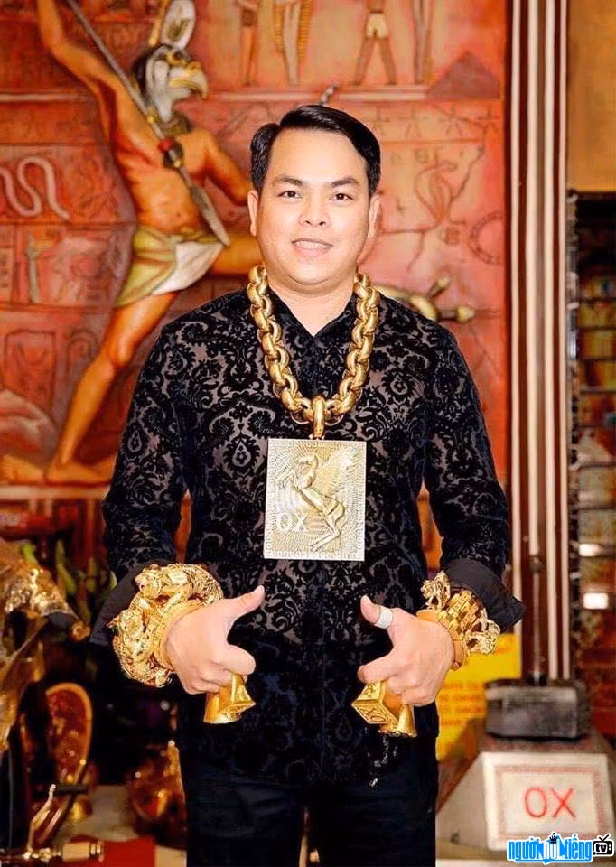 Trước đó, rạng sáng ngày 10/4 lực lượng thuộc phòng Cảnh sát hình sự - Công an TP HCM đã bất ngờ đột kích vào tụ điểm ăn chơi của Phúc XO.