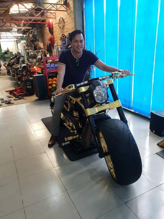 Phúc XO và đồng phạm bị VKSND TP HCM truy tố về các tội "Chứa chấp việc sử dụng trái phép chất ma túy", "Tàng trữ trái phép chất ma túy". 