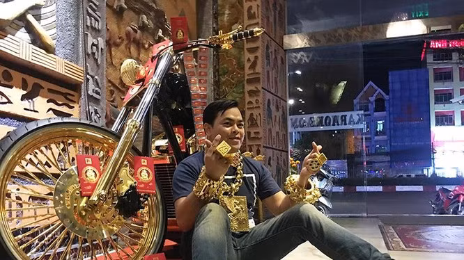 Cũng theo cáo trạng, trong vụ án này, nhiều đối tượng không bị truy cứu trách nhiệm hình sự mà xử phạt hành chính hoặc đưa đi cai nghiện. Một số đối tượng là nhân viên quán chưa xác định được lai lịch, công an đang truy tìm xác minh, làm rõ, đủ cơ sở sẽ xử lý sau... Xem thêm video: Phúc XO là ai?. Nguồn: VTC NOW.