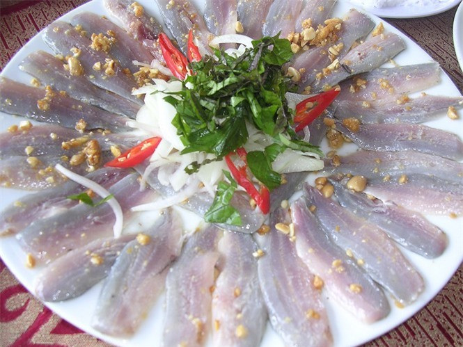 Nhiều người hiện nay rất thích thú với các món cá như gỏi cá. Thế nhưng, chính món ăn này lại chứa rất nhiều sán dễ gây đến các bệnh sán lá gan thậm chí là ung thư gan. Hiện nay, phần lớn những người bị mắc bệnh sán lá gan là sau khi ăn thủy hải sản có chứa ấu trùng đặc biệt là đồ ăn sống. Ảnh minh họa: Internet