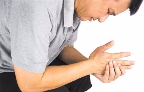 Đối với bệnh nhân đang trong quá trình điều trị gút (gout), không nên ăn thực phẩm hải sản, vì có rất nhiều chất "dinh dưỡng" cho bệnh gút là purine trong thực phẩm như cá và tôm. Khi bệnh nhân đau khẩn cấp hơn, họ càng không nên ăn cá. Ảnh minh họa: Internet