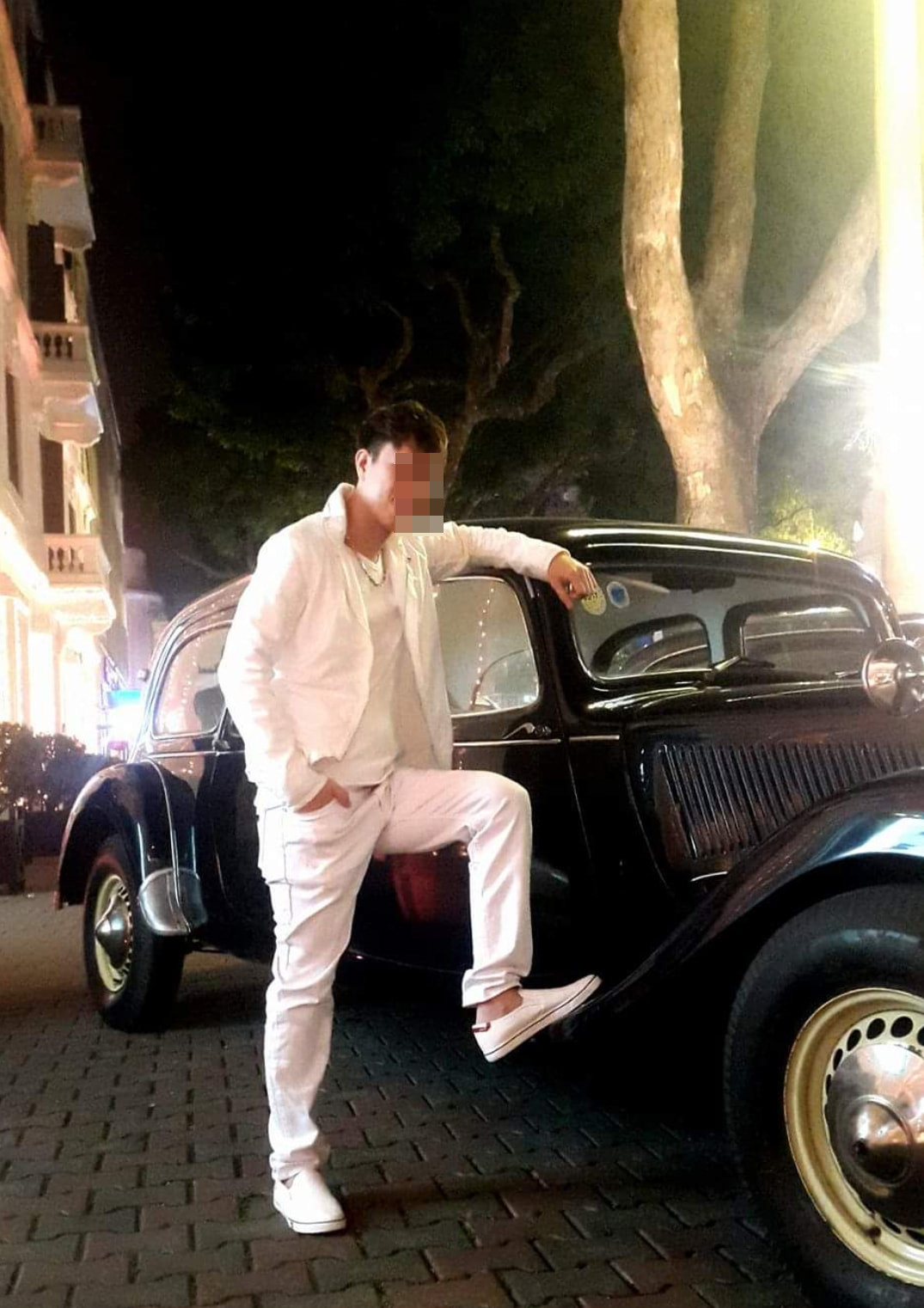 Tuy nhiên, khi lực lượng chức năng có mặt, nam thanh niên còn liên tục tỏ thái độ, không chấp hành việc trả lại và lớn tiếng thách thức.