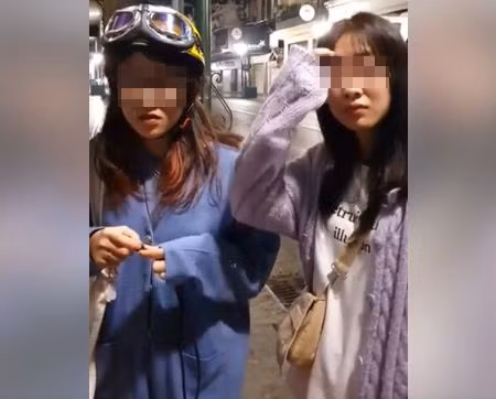 Một nam thanh nhiên nhặt được chùm chìa khóa của 1 cô gái. Tuy nhiên, thay vì trả lại 1 cách bình thường, nam thanh niên này đã yêu cầu cô gái phải tới khu vực phố Tràng Tiền lúc 0h30 thì mới trả lại.