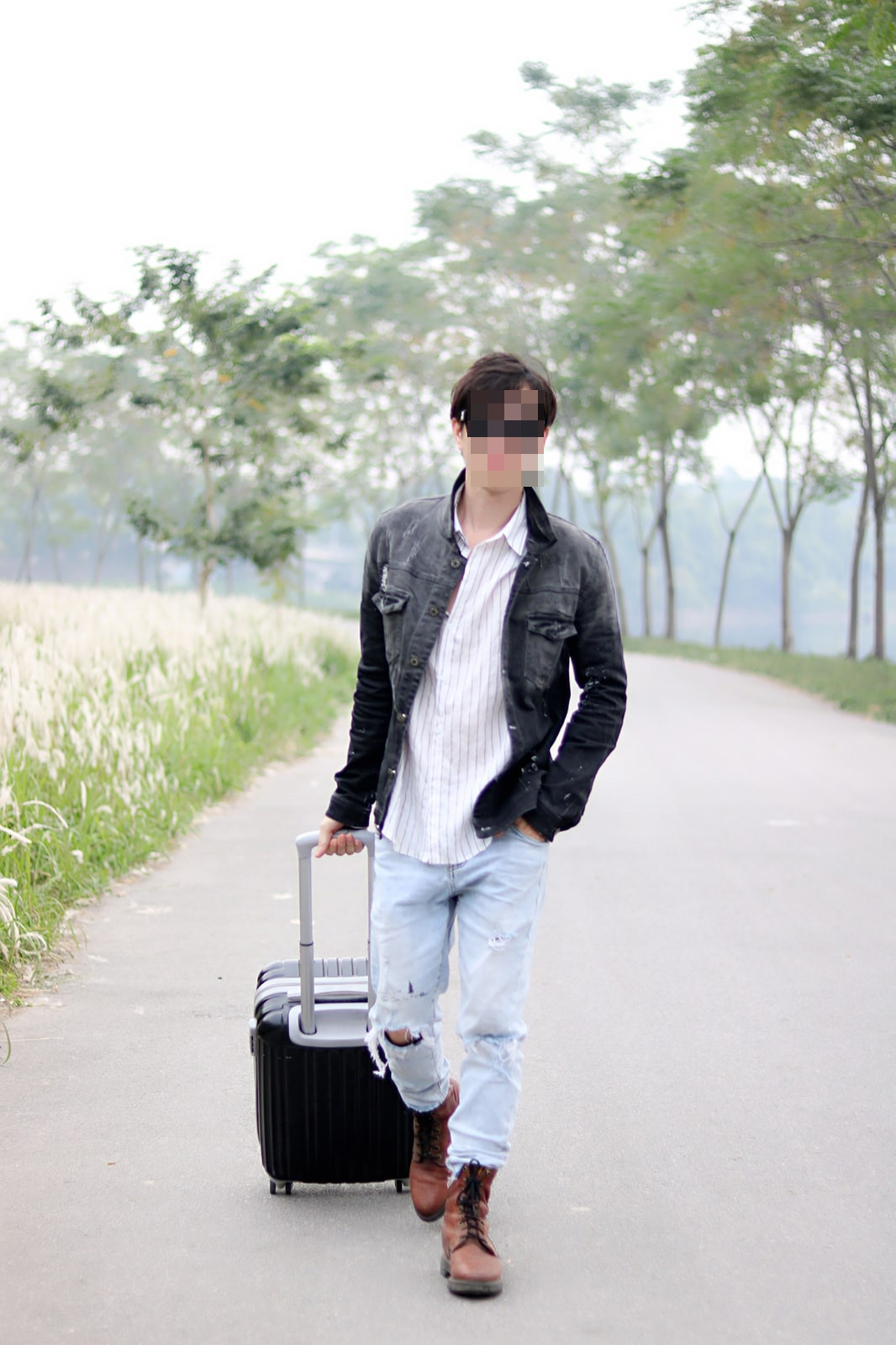 Lúc này cảnh sát đến hỏi nhờ giúp đỡ gì không thì cô gái trình bày có đánh rơi chìa khóa ở địa điểm khác nhưng nhận được cuộc gọi đề nghị hẹn gặp lúc 12h30 ở bờ hồ Hoàn Kiếm.