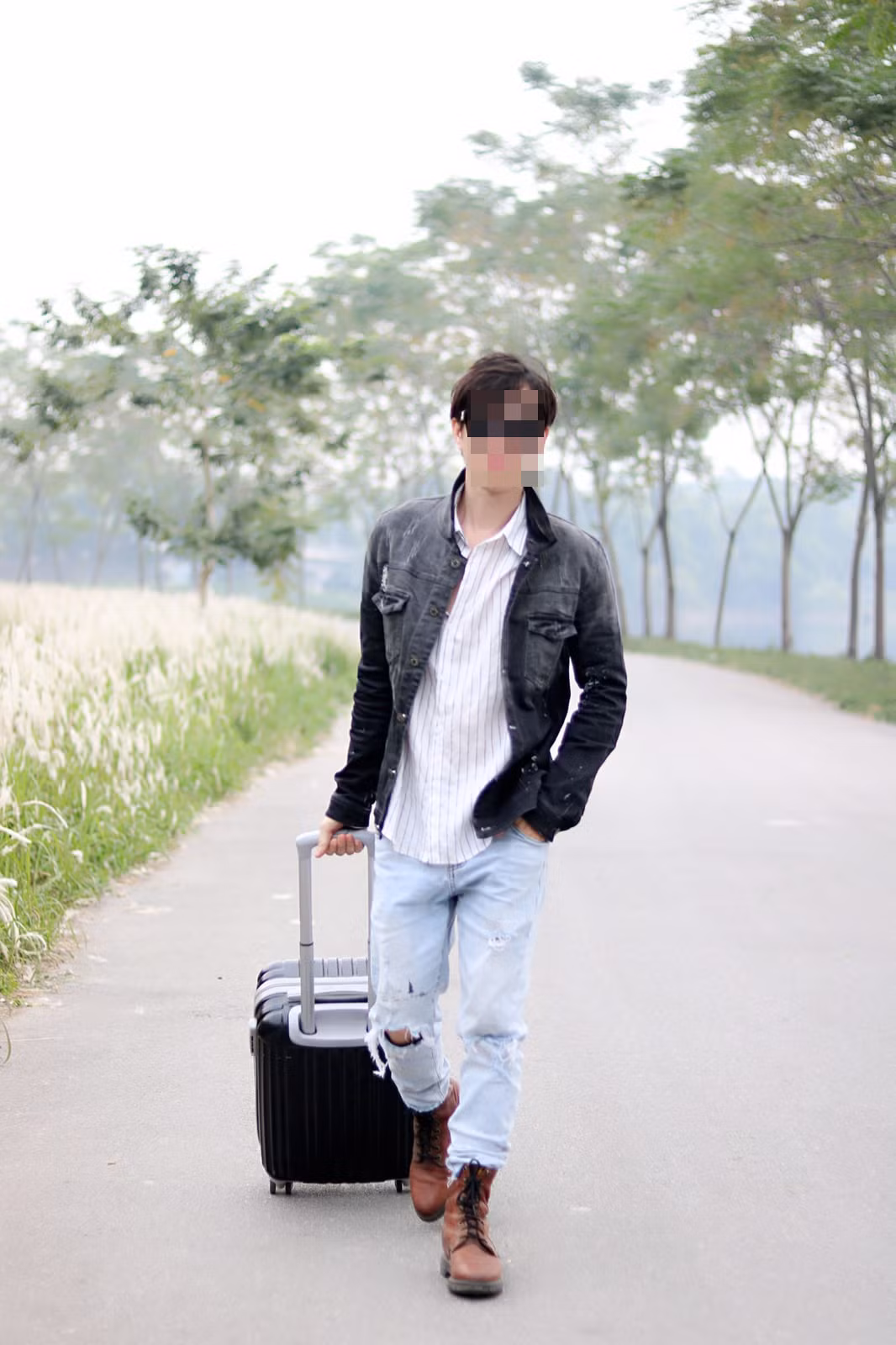 Lúc này cảnh sát đến hỏi nhờ giúp đỡ gì không thì cô gái trình bày có đánh rơi chìa khóa ở địa điểm khác nhưng nhận được cuộc gọi đề nghị hẹn gặp lúc 12h30 ở bờ hồ Hoàn Kiếm.