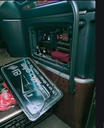 Trước đó, vụ việc khách bỏ quên 720 triệu trên xe xảy ra vào sáng 18/2, vợ chồng anh Nguyễn Trọng Mạnh (SN 1973, ở tiểu khu 32, thị trấn Nông trường Mộc Châu) đi từ Hà Nội lên Sơn La trên chuyến xe khách mang biển số 29B-312.33 của nhà xe Bảo Lâm.