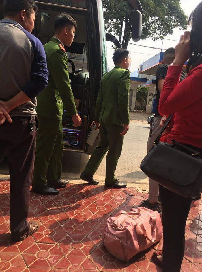 Nhận được tin trình báo, công an huyện Yên Châu đã phối hợp kiểm tra chiếc xe khách, phát hiện số tiền được cất giấu tại hai vị trí, dưới cốp ghế nằm và ở trong bảng hộp điện tử cạnh ghế lái với tổng cộng là gần 722 triệu đồng.