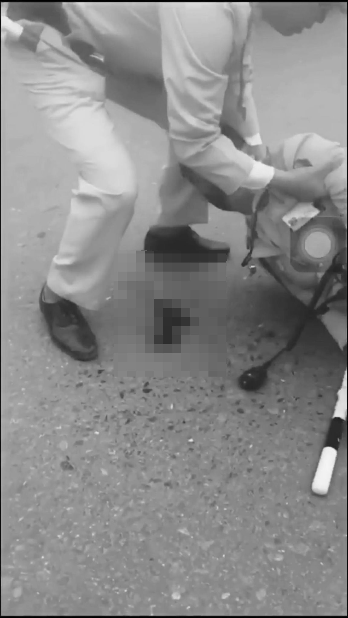 Cú đâm mạnh khiến trung úy CSGT bị thương, nằm bất động trên đường. 