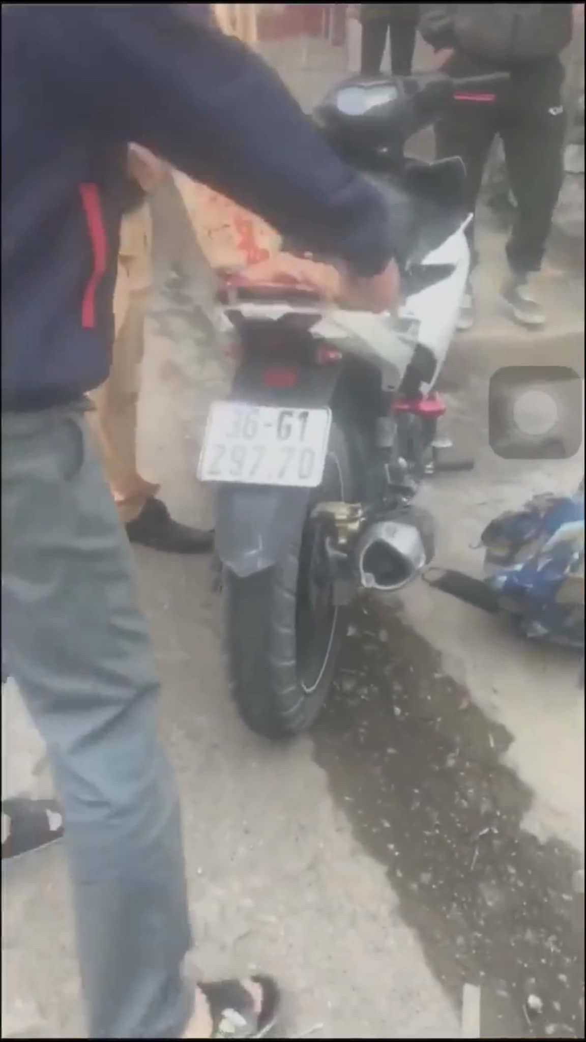 Còn đôi nam nữ đi xe máy 36G1-297.70 bị bắt giữ tại hiện trường.