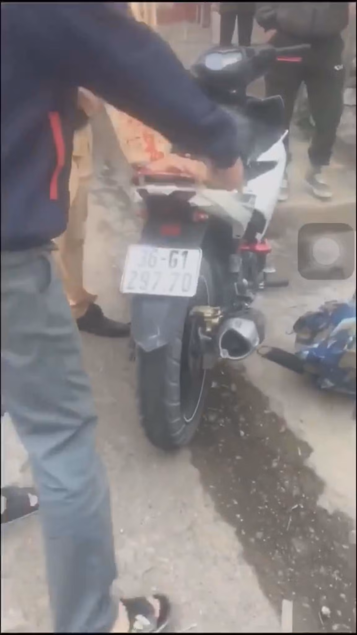 Còn đôi nam nữ đi xe máy 36G1-297.70 bị bắt giữ tại hiện trường.