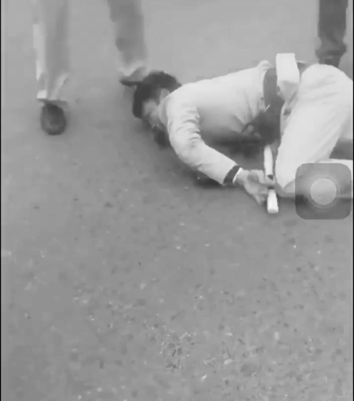 Ngay sau đó, trung uý CSGT được người dân và người đi đường khẩn trương đưa đi cấp cứu.