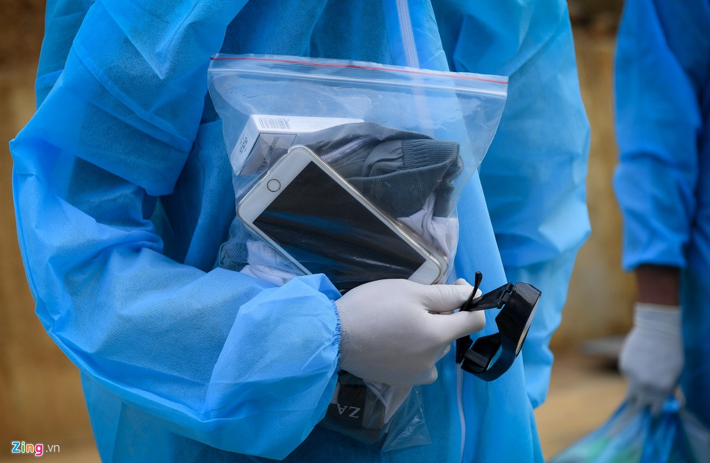 Không chỉ người, mọi vật dụng mang theo phải cho vào túi nylon và bịt kín. Sau khi trở về nước, lái xe sẽ phải cởi bỏ trang phục bảo hộ, túi nylon và đưa vào nơi quy định dưới sự giám sát của lực lượng y tế.