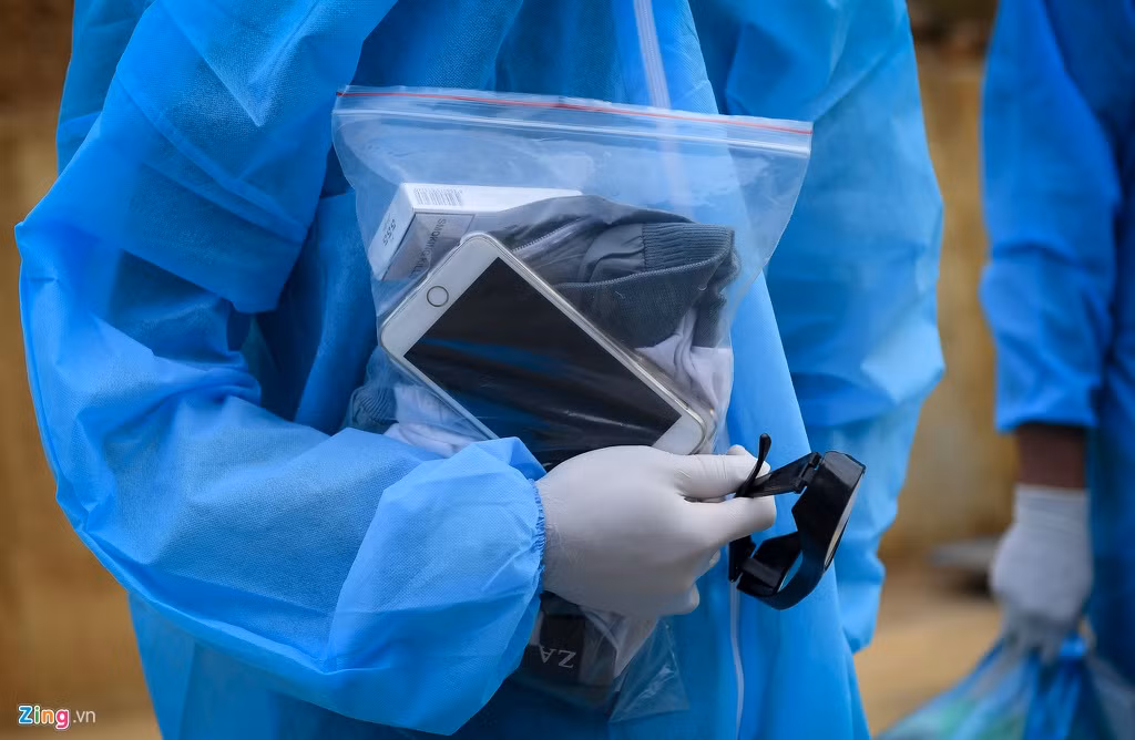 Không chỉ người, mọi vật dụng mang theo phải cho vào túi nylon và bịt kín. Sau khi trở về nước, lái xe sẽ phải cởi bỏ trang phục bảo hộ, túi nylon và đưa vào nơi quy định dưới sự giám sát của lực lượng y tế.