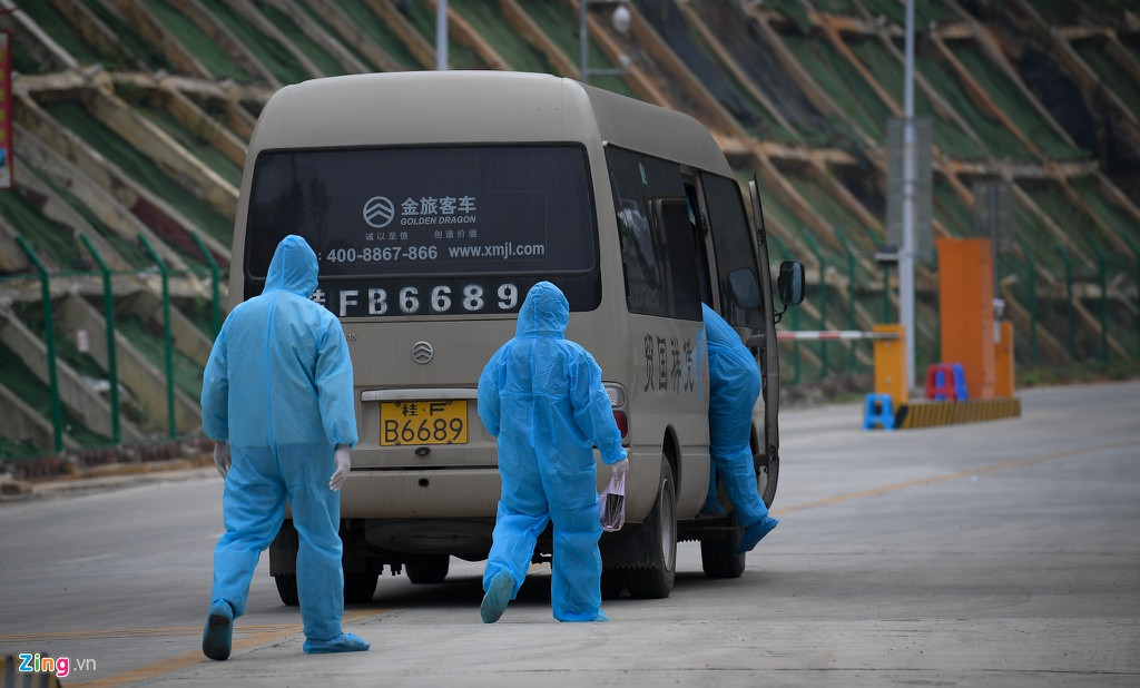 Nước bạn bố trí xe riêng để đưa đón tài xế nếu không thể bốc hàng xong trong ngày. Sau 3 ngày thực hiện, 2 tài xế không hiểu rõ quy định, ngủ lại qua đêm ở Trung Quốc nên họ bị buộc đi cách ly 14 ngày.