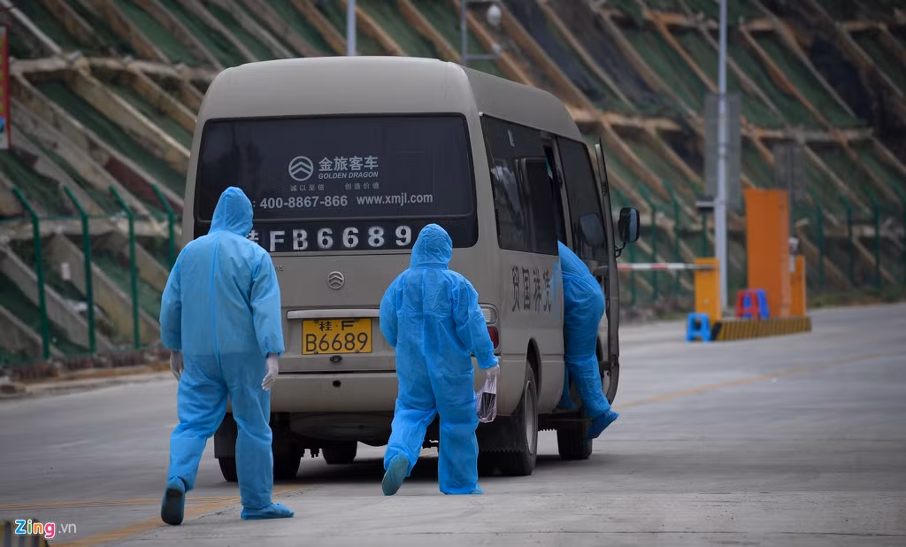 Nước bạn bố trí xe riêng để đưa đón tài xế nếu không thể bốc hàng xong trong ngày. Sau 3 ngày thực hiện, 2 tài xế không hiểu rõ quy định, ngủ lại qua đêm ở Trung Quốc nên họ bị buộc đi cách ly 14 ngày.