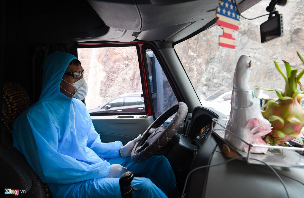 Anh Thiết, lái xe container chở thanh long từ Long An ra, cho biết trời lạnh nhưng mặc bộ đồ bảo hộ khá nóng nực và khó chịu. Từ 8h sáng đến 17h, anh không được ăn uống, đi vệ sinh vì cởi đồ ra sẽ mất tác dụng chống virus. Nhiều lúc “mót tiểu” quá, anh vẫn phải cố nhịn vì chỉ cần bước ra khỏi cabin, anh sẽ bị cách ly 14 ngày.
