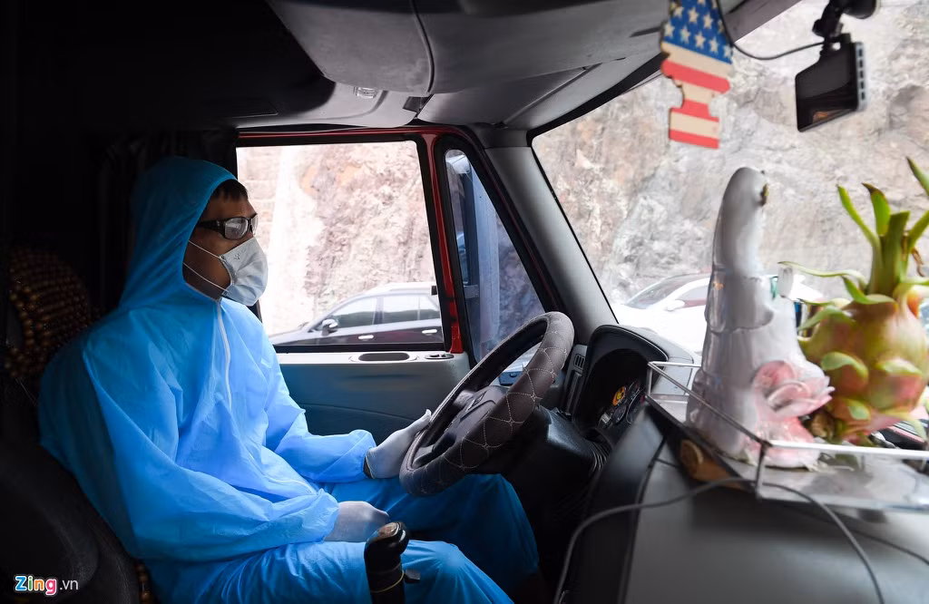 Anh Thiết, lái xe container chở thanh long từ Long An ra, cho biết trời lạnh nhưng mặc bộ đồ bảo hộ khá nóng nực và khó chịu. Từ 8h sáng đến 17h, anh không được ăn uống, đi vệ sinh vì cởi đồ ra sẽ mất tác dụng chống virus. Nhiều lúc “mót tiểu” quá, anh vẫn phải cố nhịn vì chỉ cần bước ra khỏi cabin, anh sẽ bị cách ly 14 ngày.