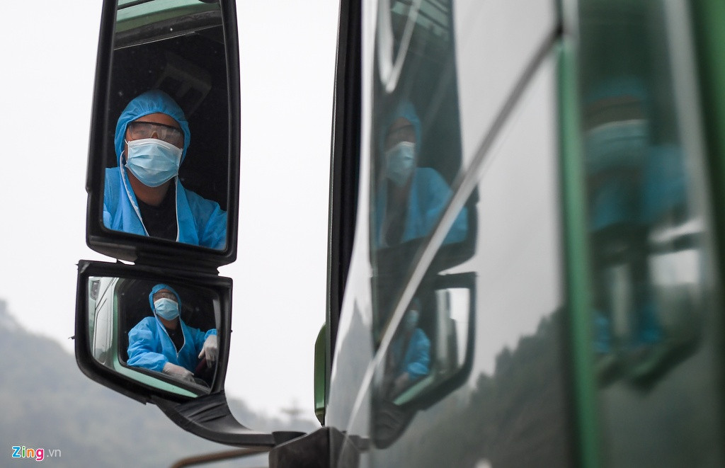 Bên phía Trung Quốc còn cho người kiểm tra xe và xịt vào các ngóc ngách nếu cần thiết. Thời gian thông quan một xe từ 5-10 phút. Việt Nam hiện chủ yếu xuất khẩu dưa hấu, thanh long và nhập khẩu hành, tỏi. Tuy số lượng thông quan còn nhỏ giọt, việc này đã góp phần đẩy giá thanh long, dưa hấu, sầu riêng Việt Nam tăng trở lại. 