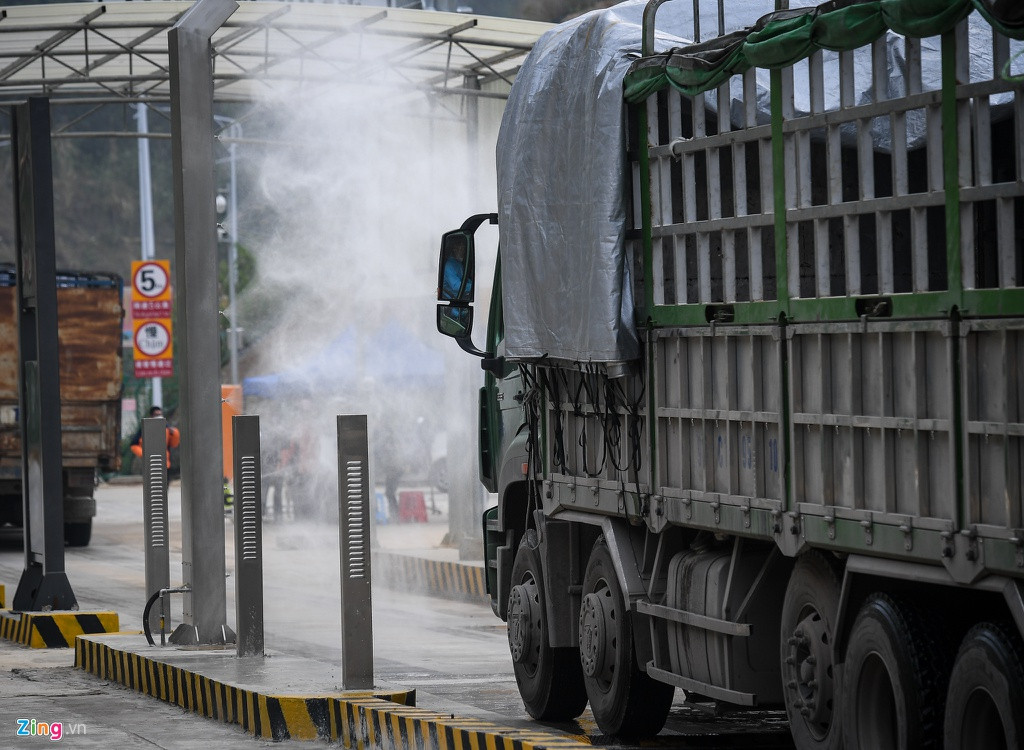 Mỗi xe tải khi sang Trung Quốc hoặc về Việt Nam đều được khử trùng.