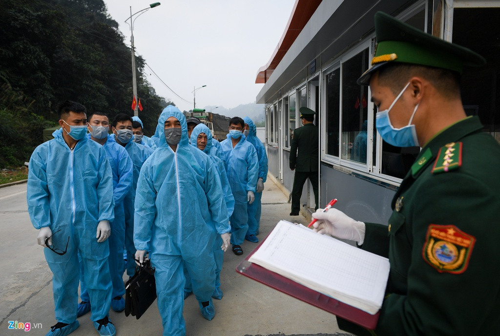 Ngày 21/2, trong số 48 xe sang nước bạn thì có đến 26 xe chưa thể hoàn thành việc bốc hàng. Vì thế, các lái xe này phải về ngủ ở Việt Nam. Sáng 22/2 họ được tập hợp, mặc đồ bảo hộ mới.