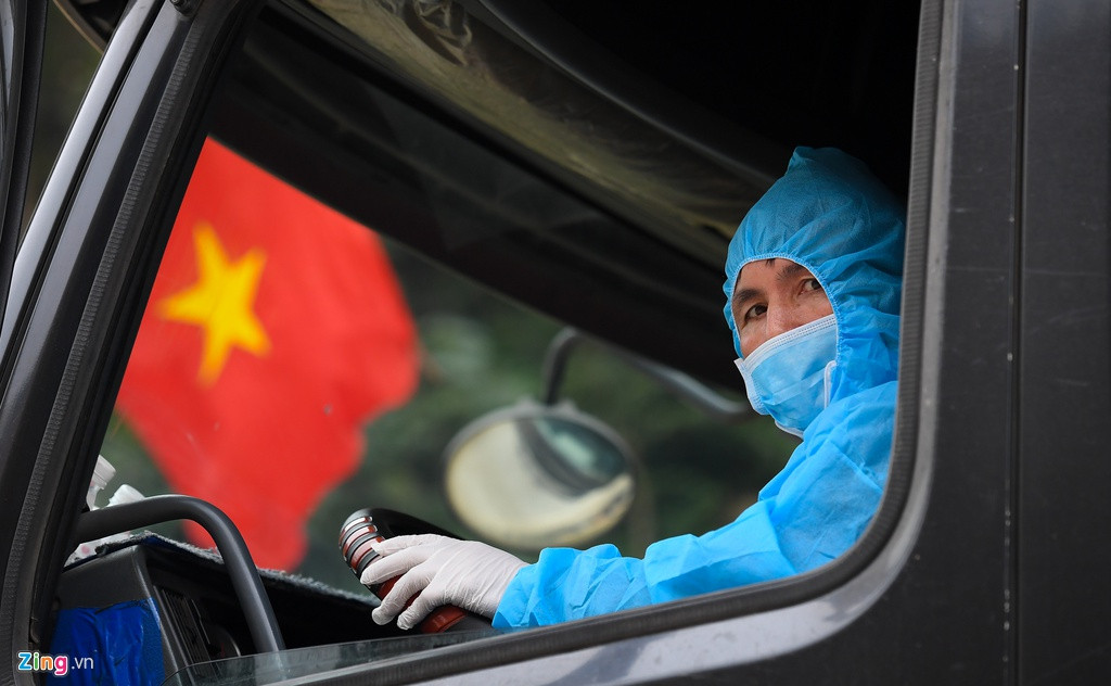 Anh Đào Xuân Lự (quê Bắc Giang) lái xe sang Pò Chài (Trung Quốc) để nhập củ lạc. Đây là chuyến đi thứ 2 nên anh đã bớt bỡ ngỡ. Sang đó, anh chỉ đấu đuôi xe của mình vào xe của nước bạn rồi công nhân sẽ tự bốc lạc sang. Người chủ của anh đã làm sẵn mọi thủ tục.