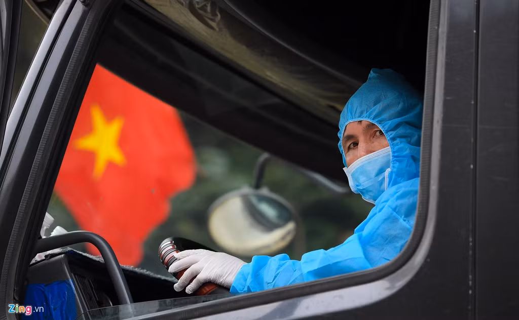 Anh Đào Xuân Lự (quê Bắc Giang) lái xe sang Pò Chài (Trung Quốc) để nhập củ lạc. Đây là chuyến đi thứ 2 nên anh đã bớt bỡ ngỡ. Sang đó, anh chỉ đấu đuôi xe của mình vào xe của nước bạn rồi công nhân sẽ tự bốc lạc sang. Người chủ của anh đã làm sẵn mọi thủ tục.