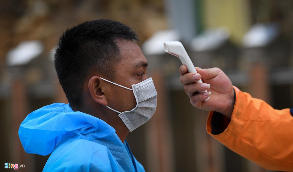 Mỗi lái xe được biên phòng phía Việt Nam và Trung Quốc đo thân nhiệt. Những ai trên 37,2 độ C sẽ không được xuất cảnh.