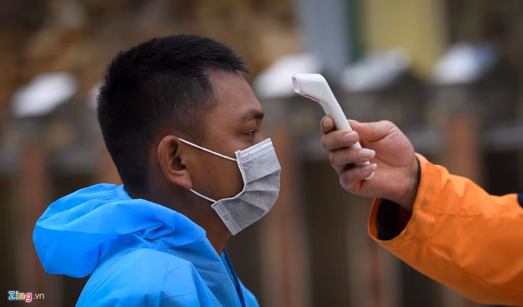 Mỗi lái xe được biên phòng phía Việt Nam và Trung Quốc đo thân nhiệt. Những ai trên 37,2 độ C sẽ không được xuất cảnh.