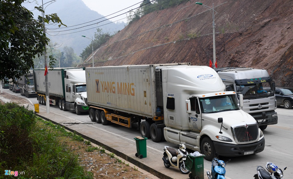 Tài xế nhịn ăn uống, chở hàng sang Trung Quốc Tai xe nhin an uong, cho hang sang Trung Quoc