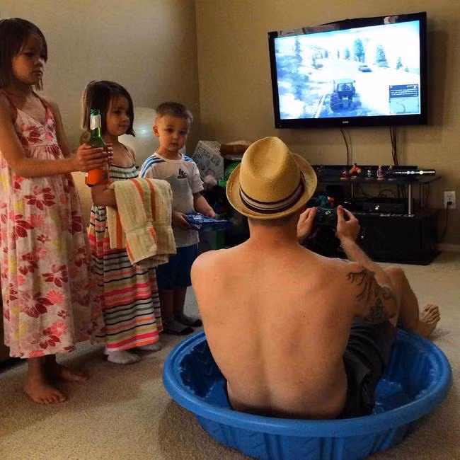 Dinh cao trong con: Be khong mot tieng khoc, bo thanh thoi luot dien thoai-Hinh-4